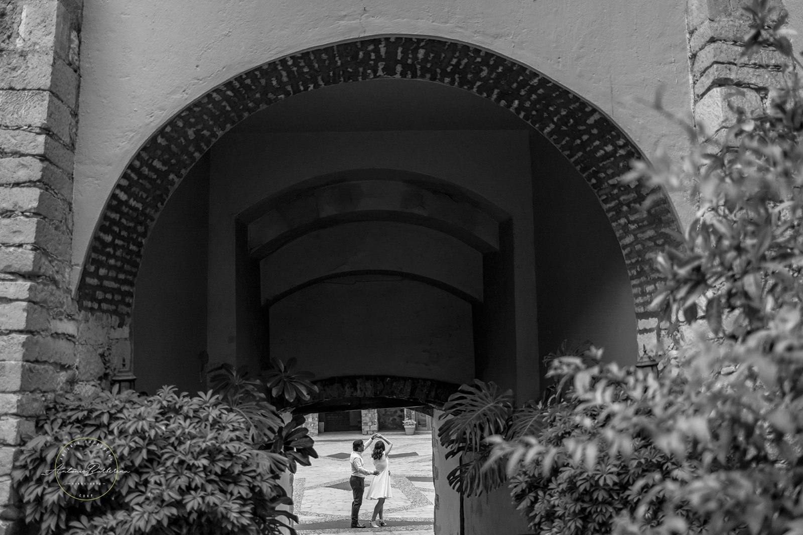 Fotografía artística en blanco y negro a través de arco