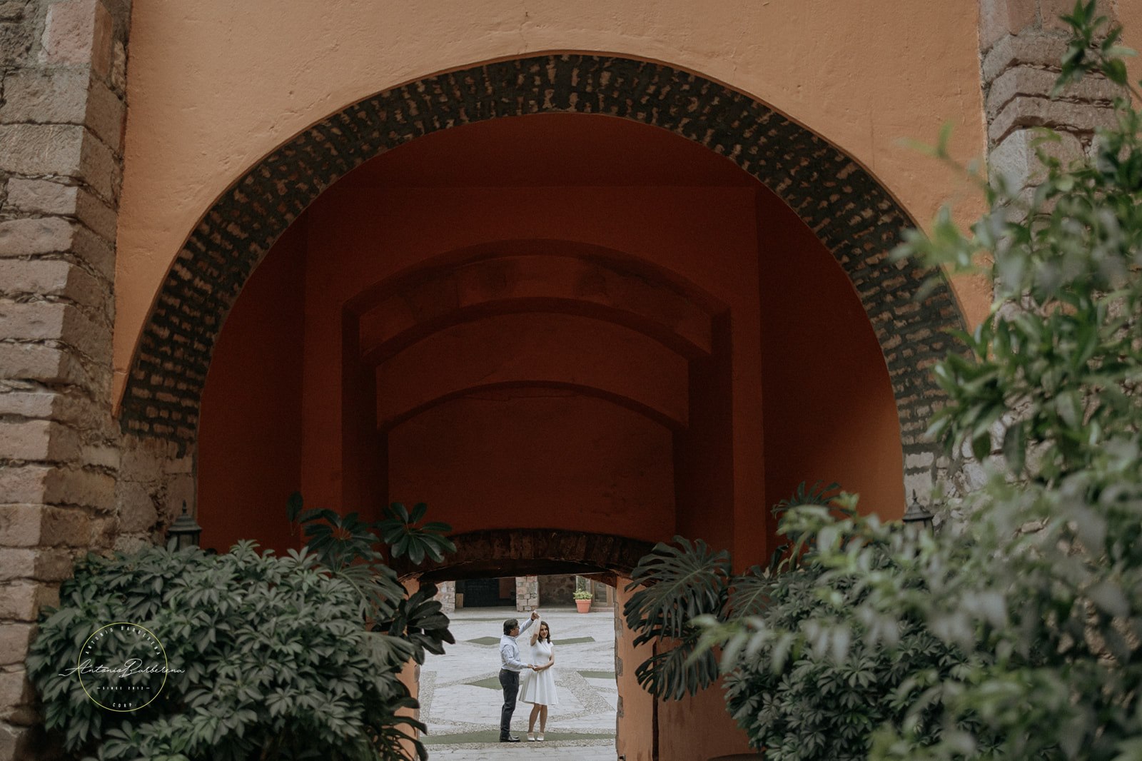 Momento romántico a través de arco decorativo con azulejos