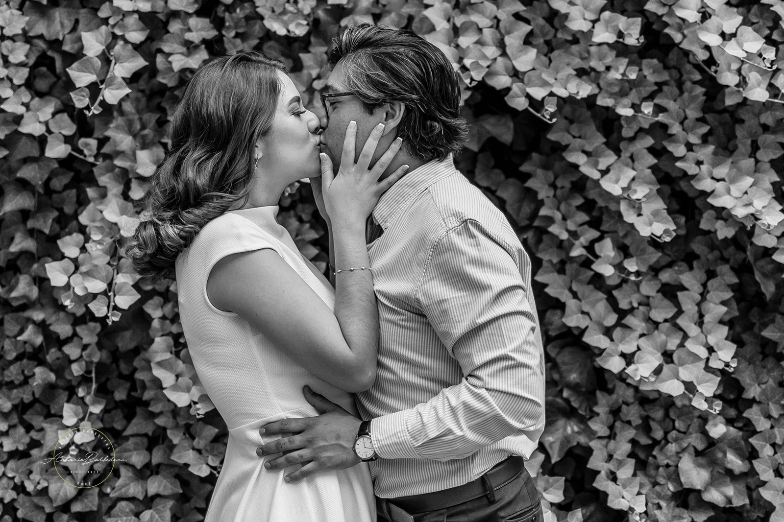 Karla y Juan Manuel en momento íntimo, fotografía en blanco y negro
