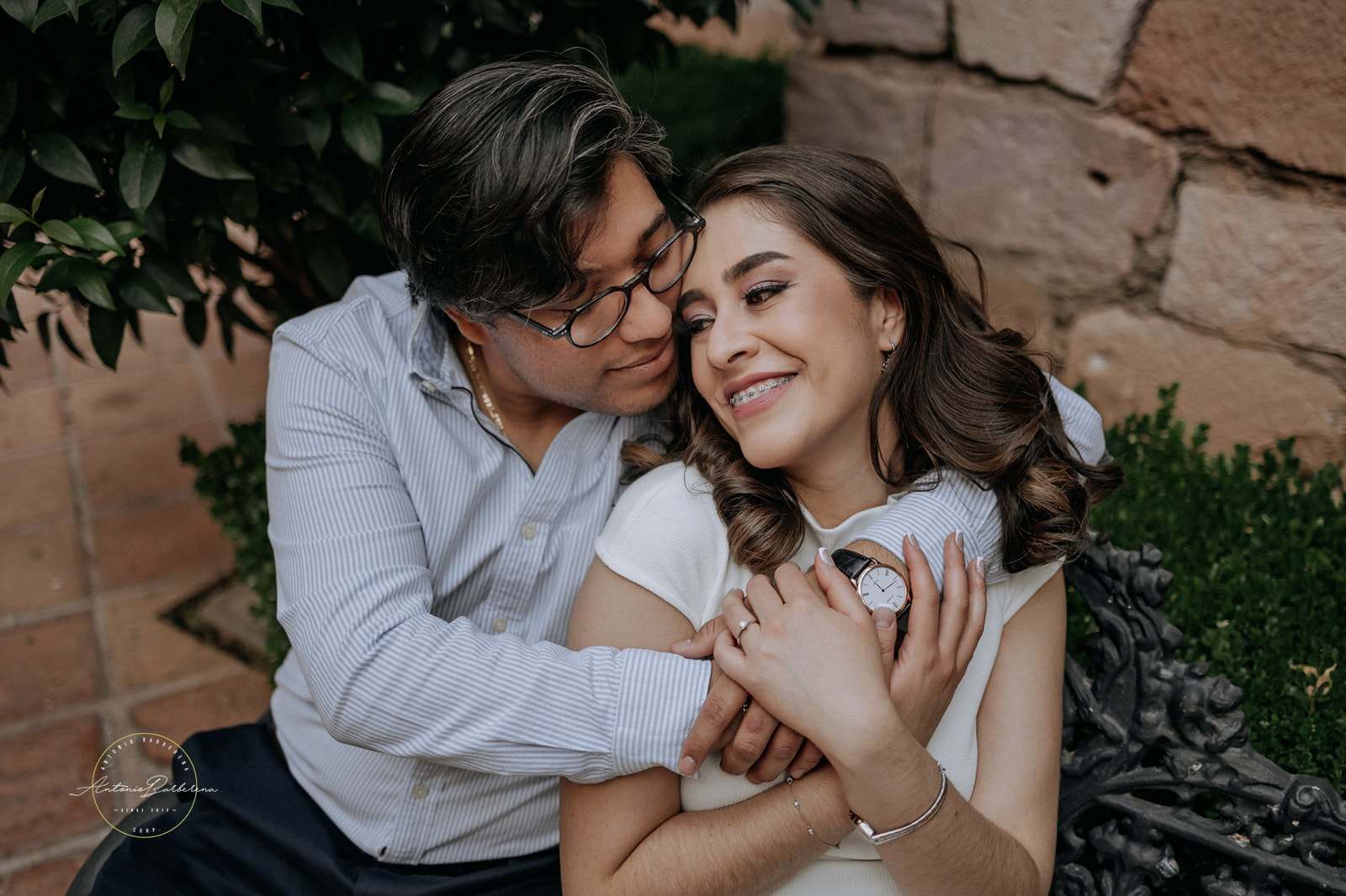 Momento íntimo mostrando anillo de compromiso