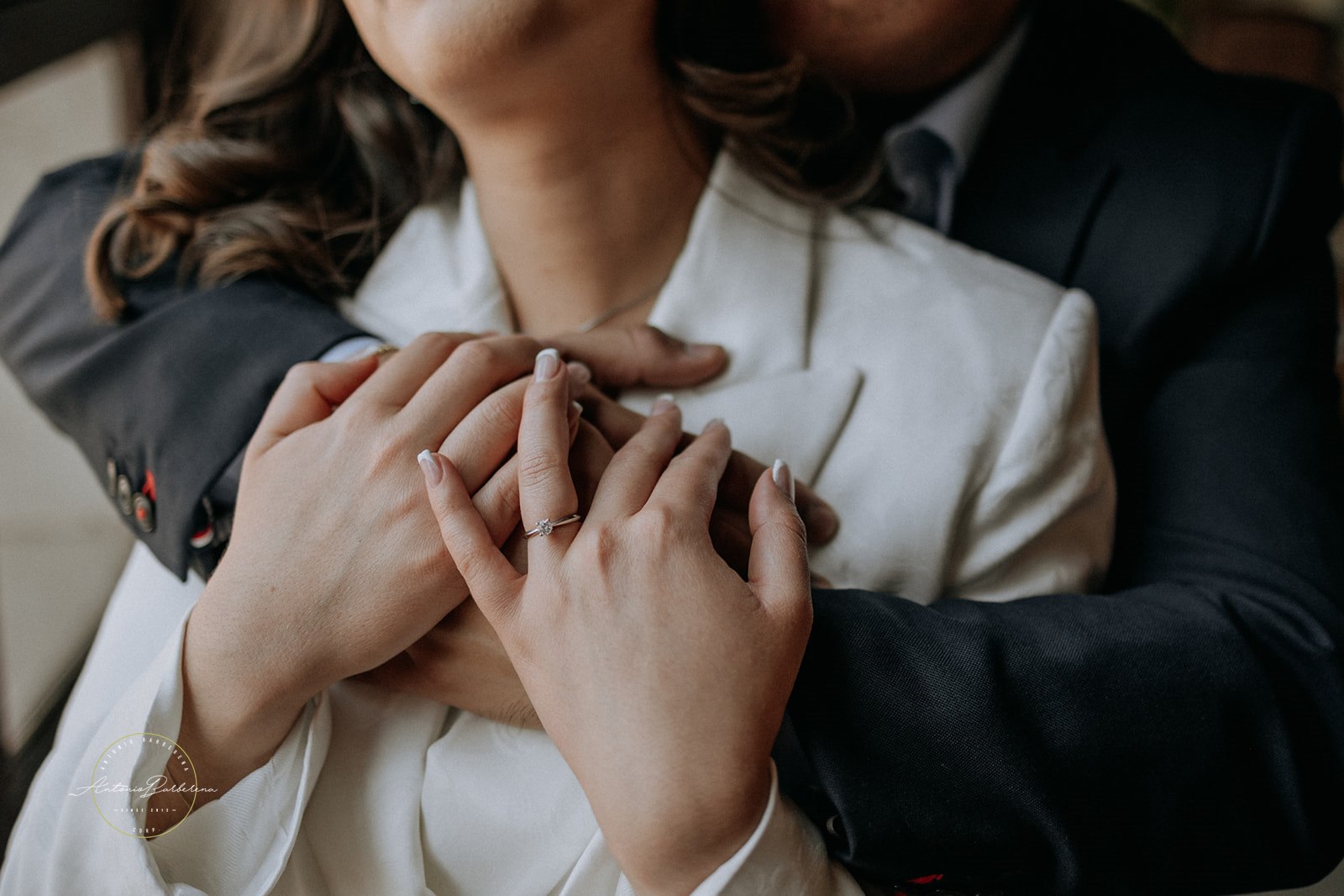 Detalle de manos con anillos de boda